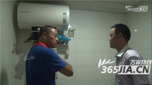 萬和售后正在為劉師傅講解電熱水器的安全使用規(guī)范